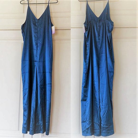 Luxurious *NWT* Navy Satin Jumpsuit XS - Picture 7 of 16